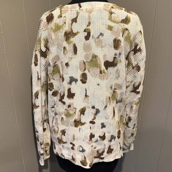 525 100% cotton ribbed knit crewneck sweater. White w/ earth tones print. Small - Picture 3 of 5